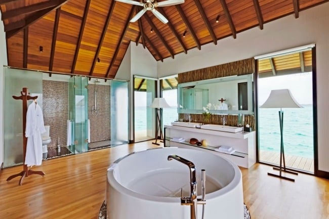 Badezimmer Wanne-Keramik Rund-Exotische Strohdach Villa-mit Aussicht-Malediven Reisen