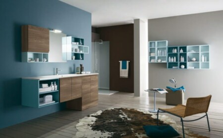 Badezimmer gestalten Ideen Beispiele blaue Farbe Holzschrank