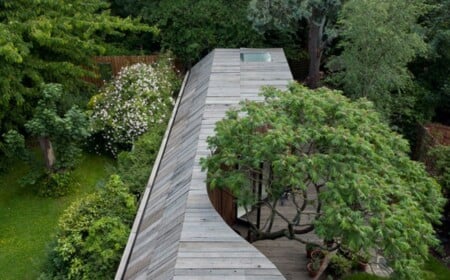 Baumhaus moderne Hauserweiterung englischer Garten hohe Bäume