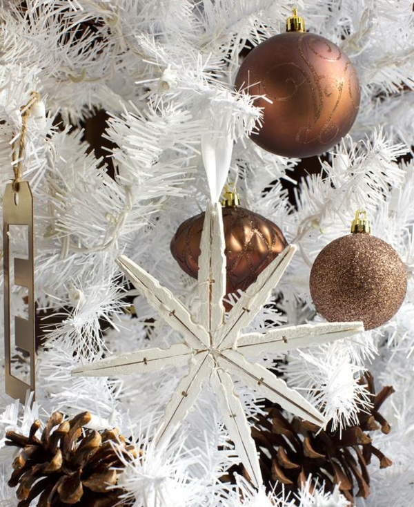 Baumschmuck Weihnachtsstern Wäscheklammer originelle Dekoration weißer Baum-braune-Kugel