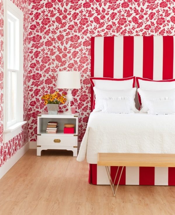 Bettkopfteile Ideen Wandgestaltung rot weiß Streifen Tapeten Schlafzimmer  Muster Nachtisch Lampe