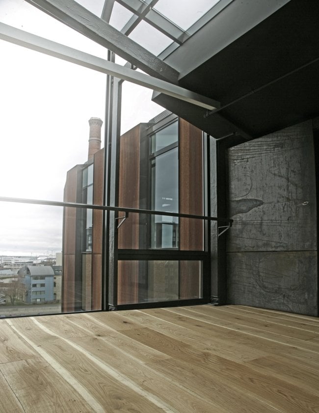 Bodenbelag Holz Glasfassade industrieller Stil Wand