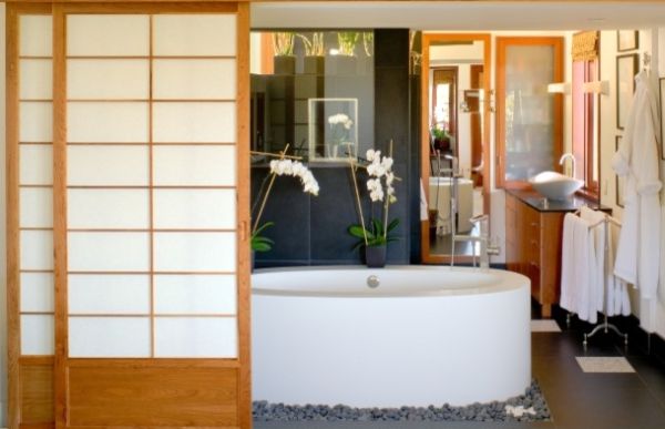 Design Möglichkeiten Schiebetür Holz hell Acryl freistehend Badewanne weiß Fenster Spiegel Dekoelemente