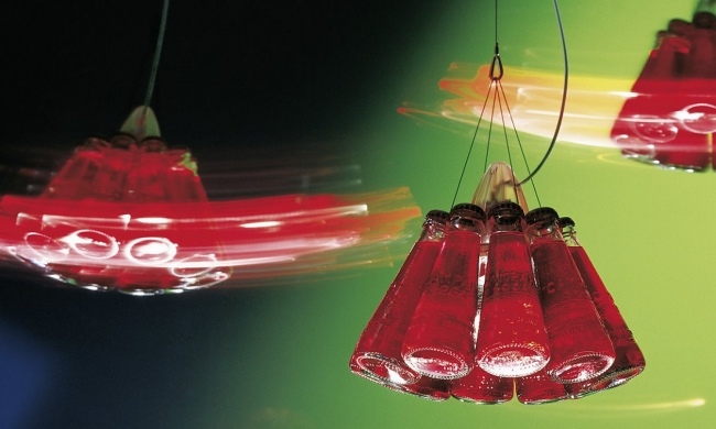 Designer Pendelleuchte mit rotem Lampenschirm aus Flaschen zusammengestellt