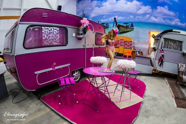 Drag-Queen Wohn-Schlafwagen-individuell ausgestattet-Pink Bonn Hostel-Base Camp