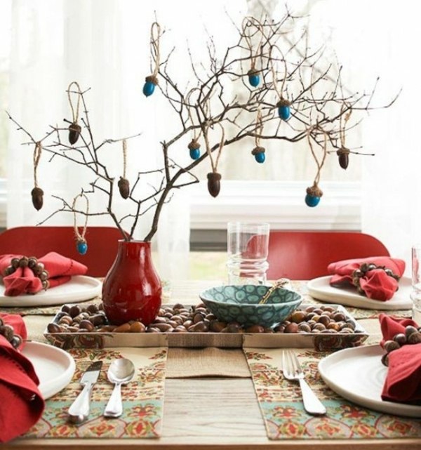 Tisch dekorieren rote Vase Servietten