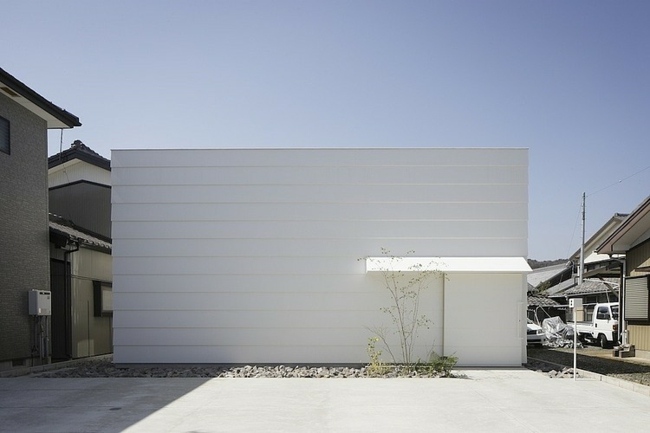 weiße Fassade Neubau Japan platzsparend