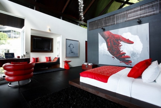 Exotische Einrichtungsideen Schlafzimmer weiß rot Bettwäsche Wanddeko Villa Yin Thailand Phuket