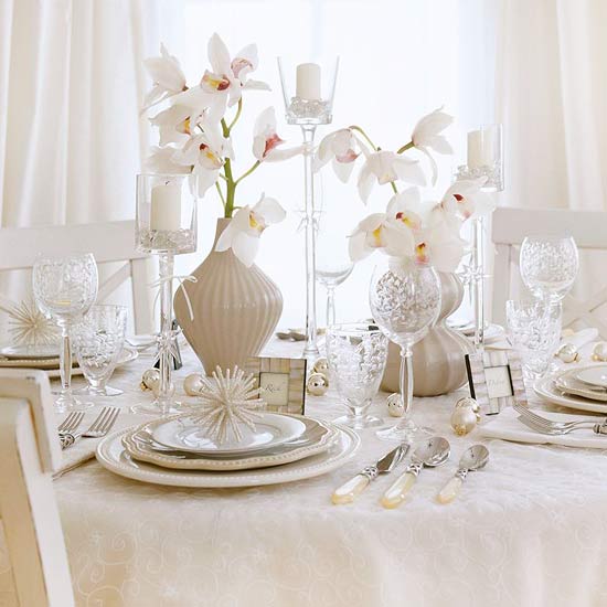 Elegante Tischdekoration-zu Weihnachten-anfertigen weiße Tischdecke Blumen-Vase