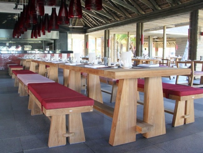 Exotisches Restaurant Design Holzbank Tische Rote-Auflagen