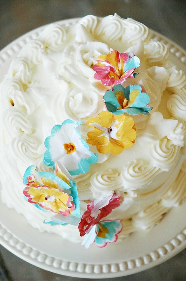 Geburtstagskuchen dekorieren Torte Papierblumen handbemalt Kinderparty