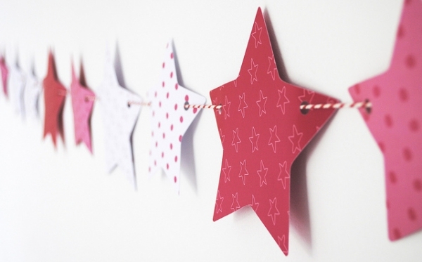 Bastel Papier Sterne-Muster-Rot Weiß-Girlande Dekorieren zu Weihnachten
