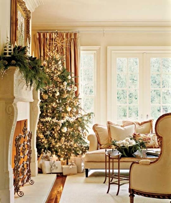 Goldene Kugeln schimmernd Schneeflocken-Weihnachtsbaum Dekoration-Kamin
