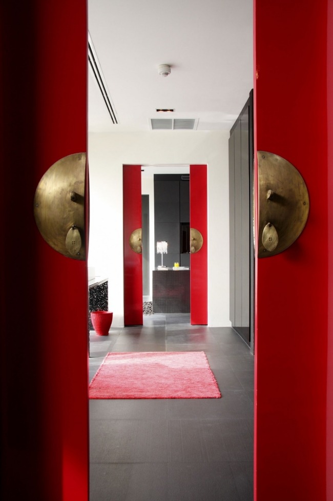 Gong-Deko Tür Rot Exotische Einrichtung-Hoteldesign Ferienvilla Thailand