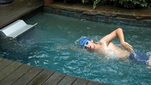 Hallenbad Fitness zu Hause Indoor Anlage-Wasser Fitness-gegen den Strom-schwimmen