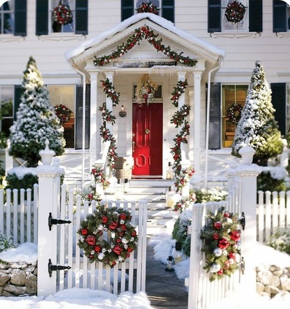 Hauseingang festlich dekorieren formale Deko Weihnachtskranz Tannenbaum