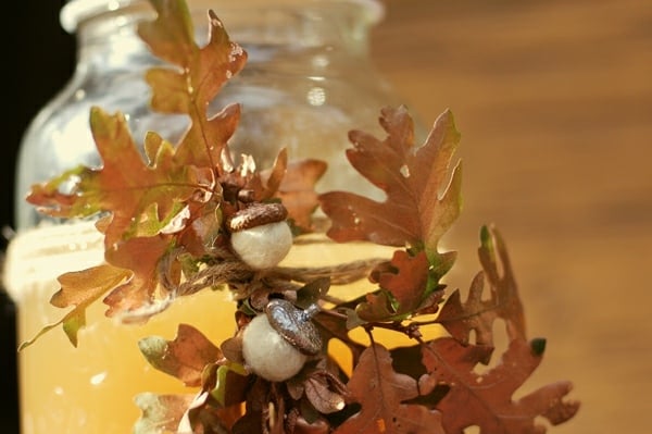 Herbstlich dekorieren Herbstblätter Eichel