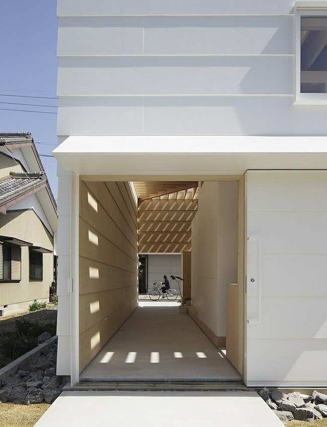 Holzfassade weiß Dachfenster Gartenweg