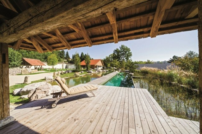 Holz Terrasse Pool Gartenhaus Liegesessel Sommer Badespaß