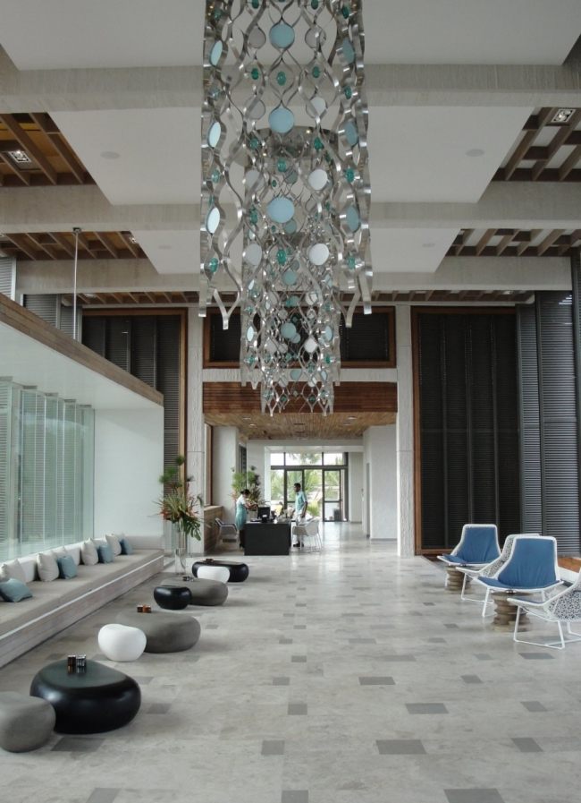 Hotel-gesellschaftsraum Lobby Kronleuchter Kristall-Sitzecken natursteinboden