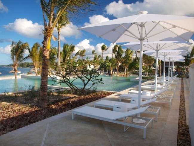 Hotelpool Moderne-Anlage weiße Liegengelegenheiten-Sonnenschirm Liegen