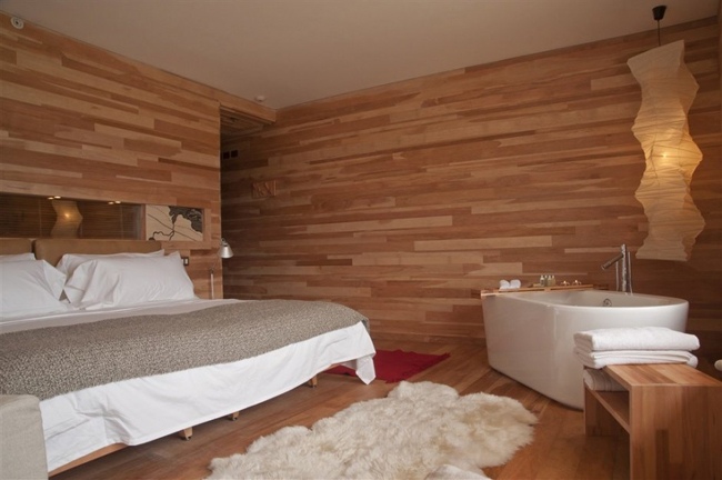Hotelzimmer Badewanne-im Schlafzimmer-Design-bett Wand-Holzverkleidung