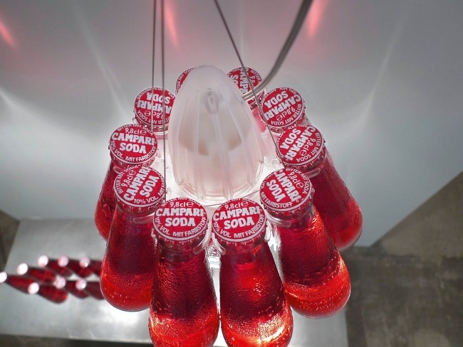 Hängeleuchte modern Lampenschirm Ideen Campari-Light rote Campari-Soda Flaschen Komposition