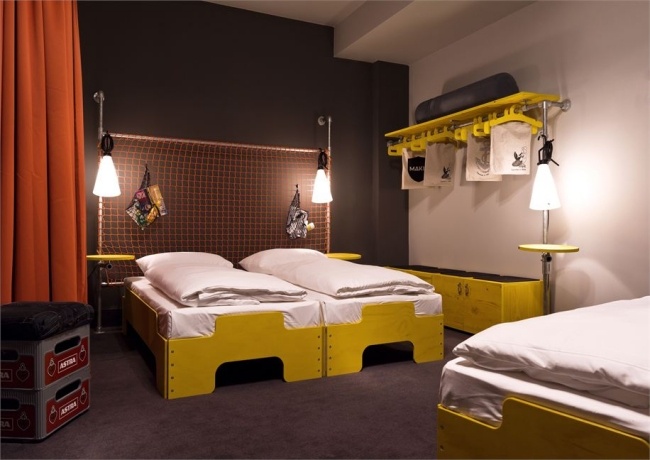 Industrial-chic design-indoor Beleuchtung Räumlichkeiten-hotel gelb-akzente Betten