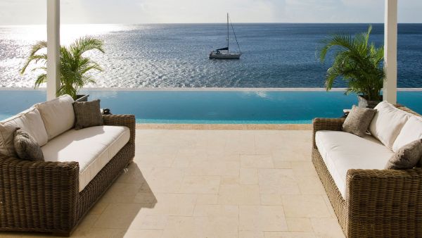 Infinity Pool Außenschwimmbad Hotel-St Lucia Bucht Ausblick-Terrasse Sitzsofa-Rattan 
