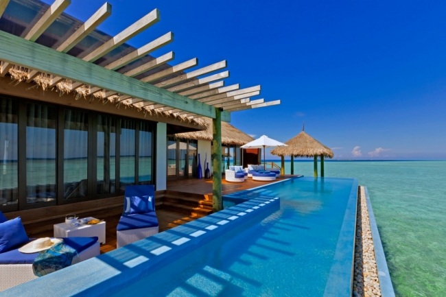 Infinity-Pool Bungalows Villa-Exotisch Sonnenliegen-Malediven Inseln 