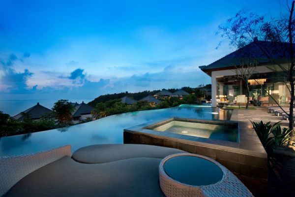 Infinity Pool Sitzgelegenheiten im Freien Whirlpool Bali-Suiten mit Meerblick-REsort