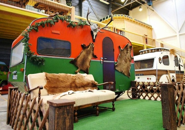 Jägerhütte Camping Hostel-Wohnwagen originelle Züge grün orange-Farbe tiertrophäe