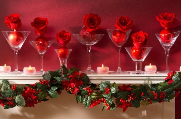Kaminsims Weihnachten Deko Rosen Kerzen Hagebutte