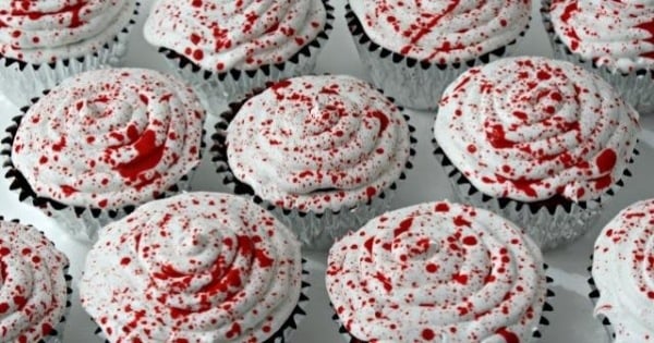 Kleine Kekse Bluttropfen backen-Dexter inspirierte Halloween-Party