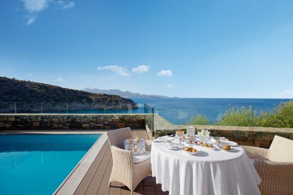 Sommer Resien Kreta Griechenland-Outdoor Pool Restaurant Design Geländer-Daios Cove Luxus Resort