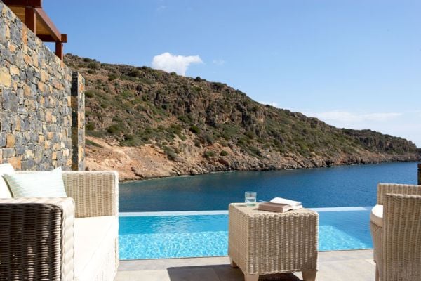 Kreta Hotels Anlagen modern Infinity Pool Ausblick türkisblaues Wasser 