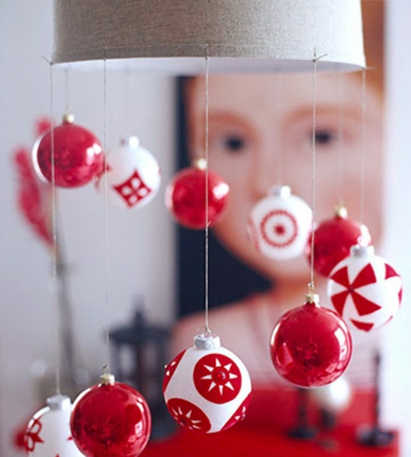 Weihnachtskugel hängen festliche Deko Ideen rot weiß