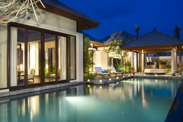 Luxus Resort Hotel Pools Banyantree Ungasan-Bali Nacht Beleuchtung Sonnenliegen-Deck