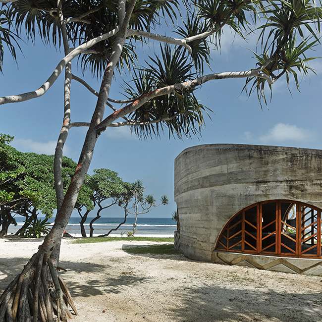 Luxus villa-Beton-im Bau-unter Schatten-von Palmen Sandstrand Zugang