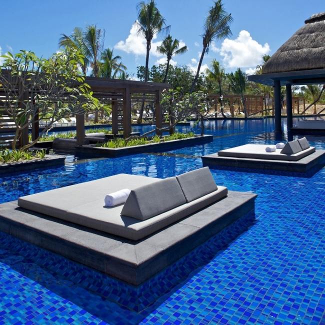 Massagebett-im Pool exklusive Ferienanlage-Long beach resort Mauritius