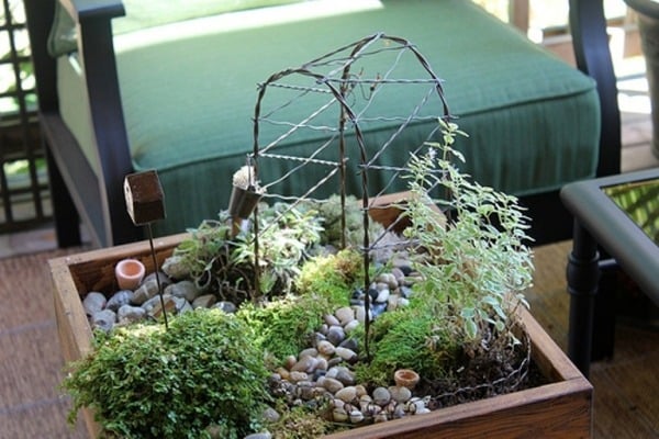 Miniaturgarten anlegen selber alter beistelltisch benutzen