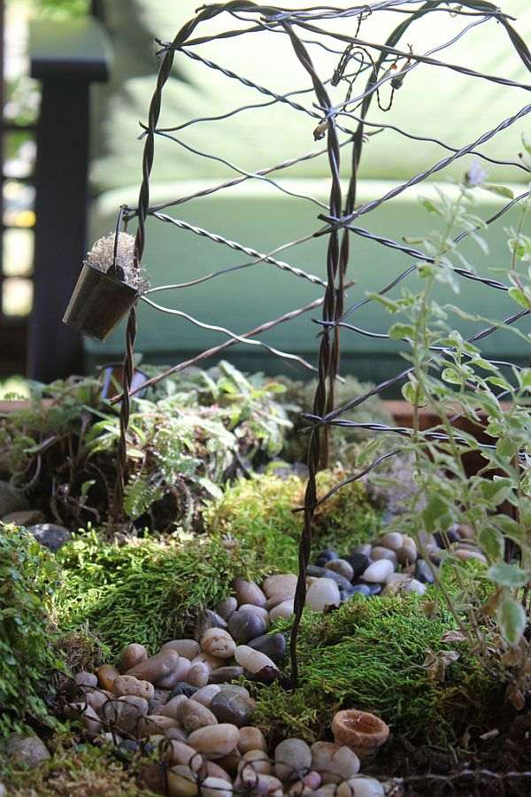 Miniaturgarten selber basteln kies moos pergola draht
