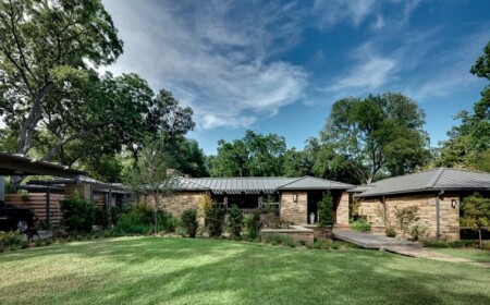 Moderne Einfamilienresidenz-Fisher Road-Texas Domiteaux-Baggett Architects Landhausstil