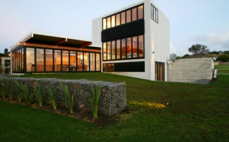 Modernes Haus an der Küste Neuseeland-Rasen Gabionen-Deckenhohe Verglasung