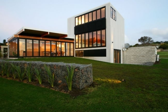 Modernes Haus an der Küste Neuseeland-Rasen Gabionen-Deckenhohe Verglasung