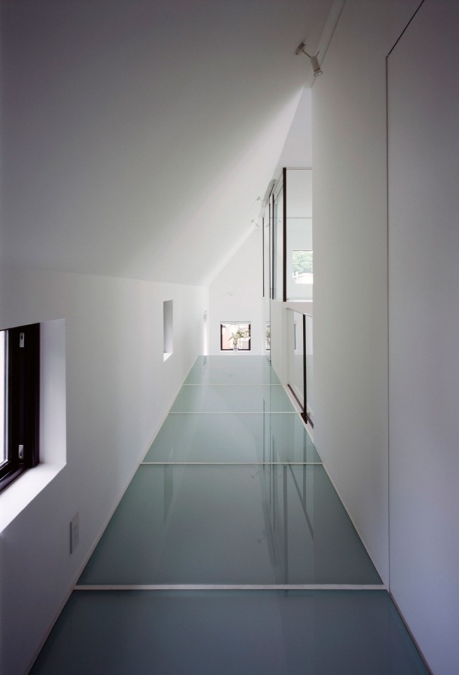 Modernes Haus mit Garage kre tokyo japan glasplatten boden