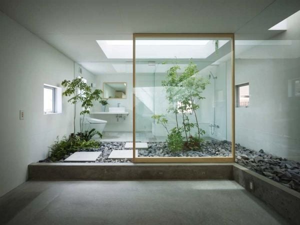 Badezimmer Fliesen Boden Belag grau Glastrennwand Dekoelemente Flusssteine Deckenleuchte-stilvoll