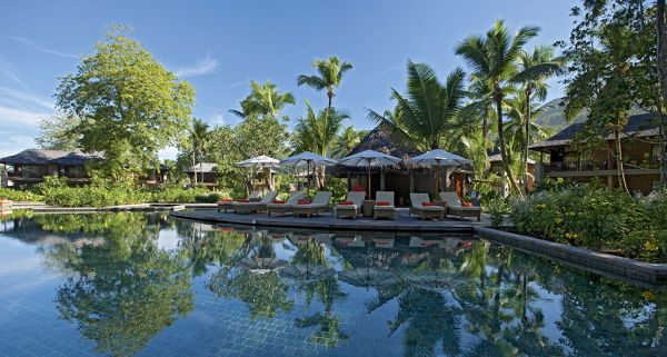 Palmengarten Pooldeck Constance-Ephelia Resort Luxus Seychellen-Liegestühle Sonnenschirme