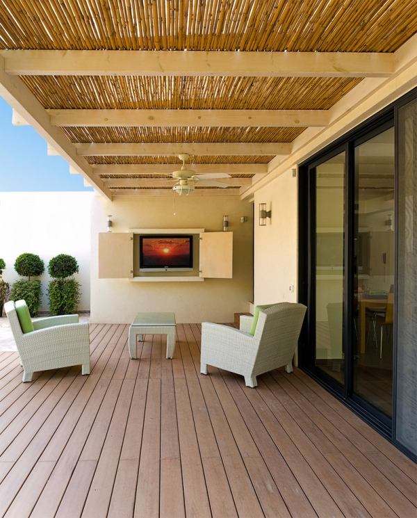 Outdoor Rattanmöbel weiß Geflecht-modern Terrasse Überdacht-Holzdeck Einbaukamin