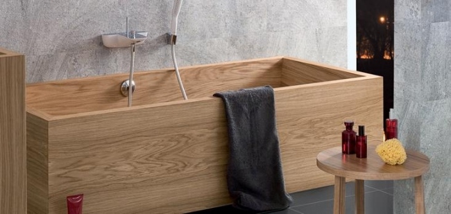 Rechteckige Badewanne-Holz Maserung-Edelstahl Armatur flexibler Duschkabel